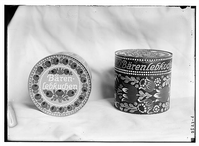 [Tins of lebkuchen (cookies), probably manufactured by German company Baren-Schmidt]