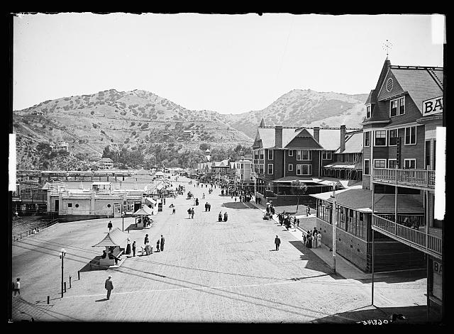 [Street by harbor, probably Crescent Avenue, Avalon, Catalina Island, Calif.]