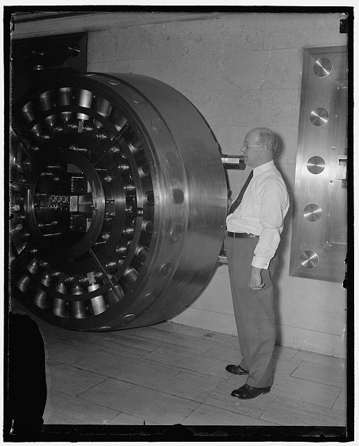 Famous handshaker in new role. Washington, D.C., Sept. 9. After greeting precallers at the White House executive office last 36 years, Lieut. Ernest M. Lar[...] has retired and accepted a post in charge [...] deposit vaults for a local bank. 'Larry' has probably greeted more famous people than any other[?] person in the world. Before coming to the Wh[...] during the first Roosevelt Administration he [...] for four years a member of the Metropolitan Police Force