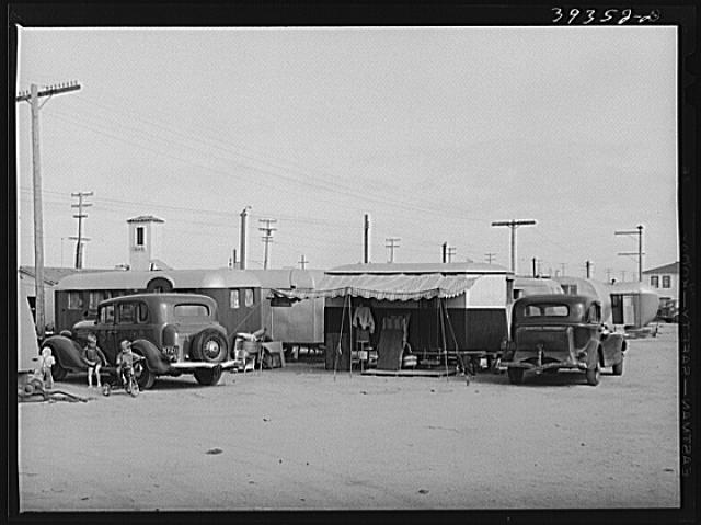 Crowded trailer court. This court has too many trailers for the space alloted them, sanitary facilities are inadequate. It will probably be condemned by the board of health. San Diego, California