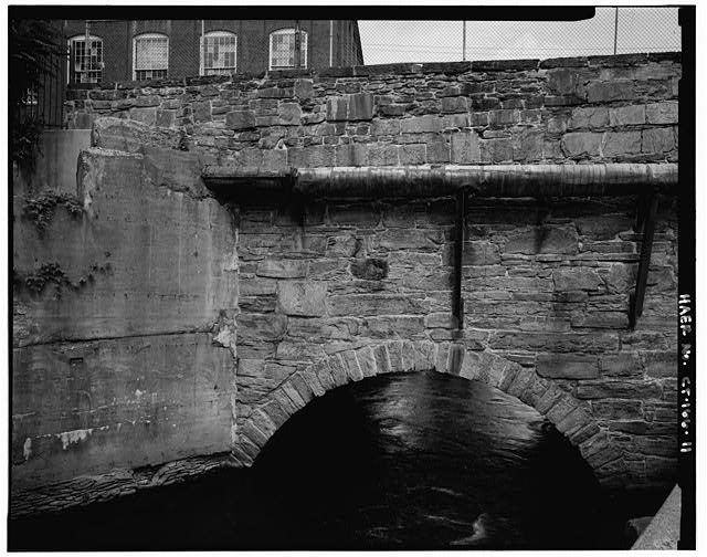 11.  VIEW NORTHEAST, DETAIL OF WEST ELEVATION OF TAILRACE ARCH; BREAK IN MASONRY OF PARAPET PROBABLY INDICATES RAISING OF THE LEVEL OF THE ROADWAY AT THE NORTH END - Windham Road Bridge, Windham Road, spanning Willimantic River, Windham, Windham County, CT